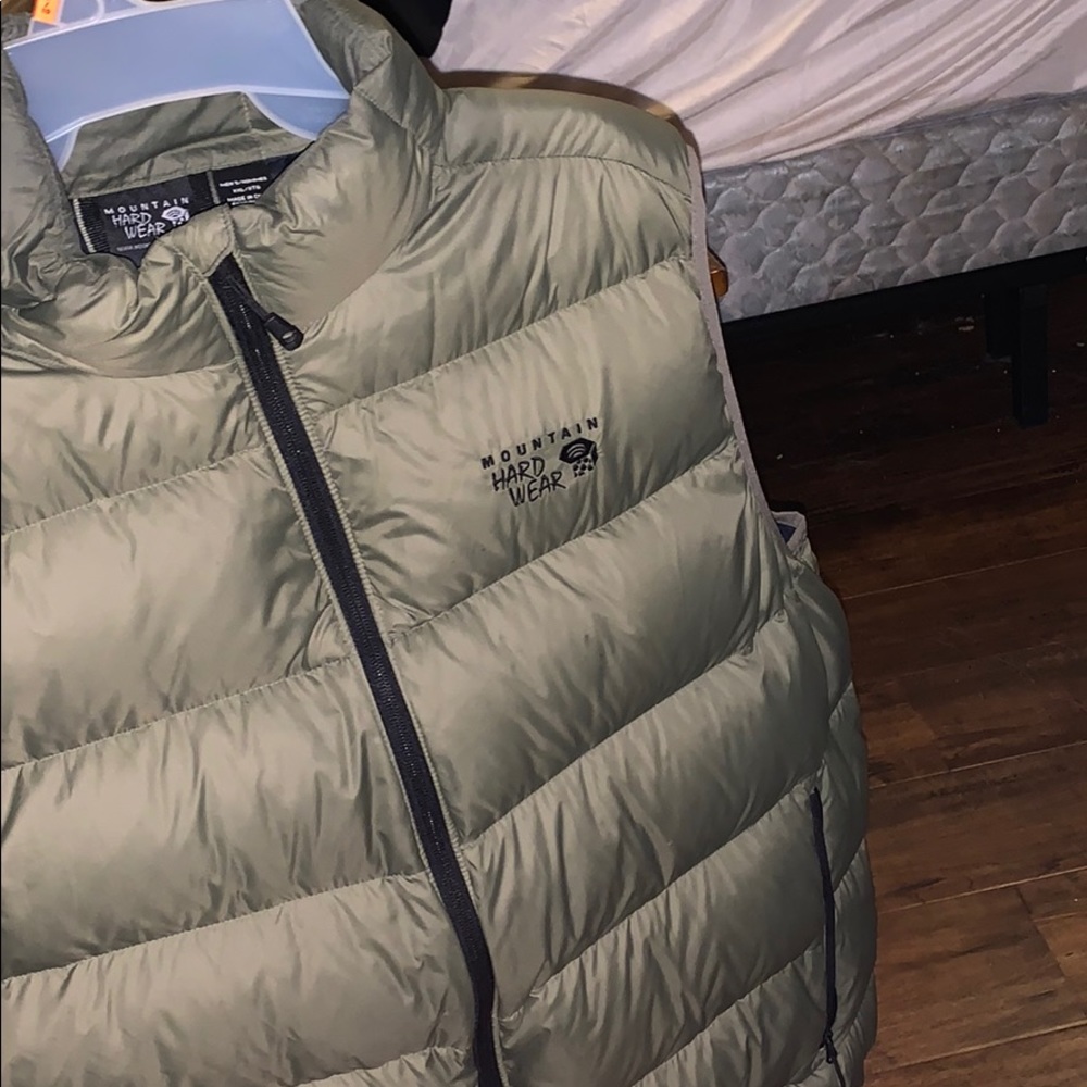Mountain hardwear vest size xxl